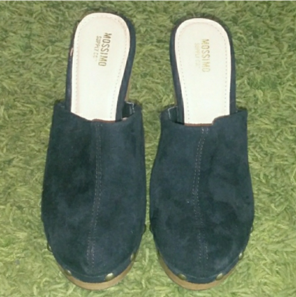 🎈SaLe - Black Studded Clogs. Size 6.5